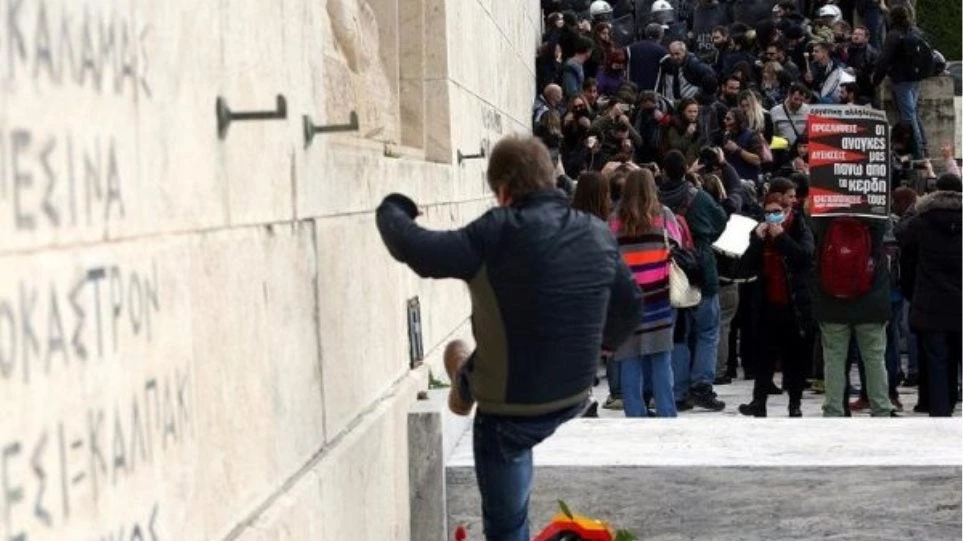Ποδοπάτησαν το στεφάνι που κατέθεσε η Μέρκελ στον Άγνωστο Στρατιώτη (εικόνες)